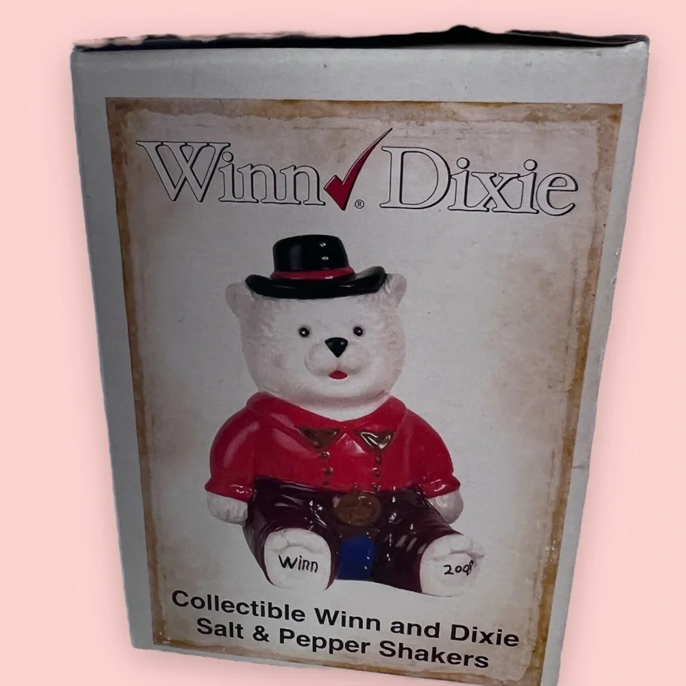 Winn Dixie 2008 Collectible Winn and Dixie Salt & Pepper Shakers. New in box.